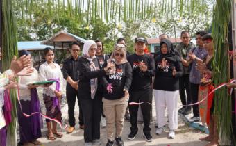 Anggota Bawaslu Lolly Suhenty saat peresmian Desa Anti Politik Uang (APU) di desa Bungai Jaya